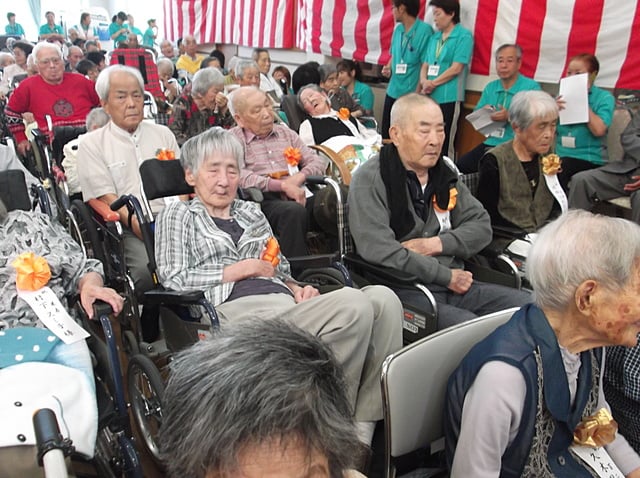 喜寿・米寿・白寿・１００歳以上の方がお祝いでした。